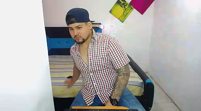 Snapshot of pitbullveryhot chatting on March 2025 03:14:02 AM pitbullveryhot online show from March 2025 03:14:02 AM