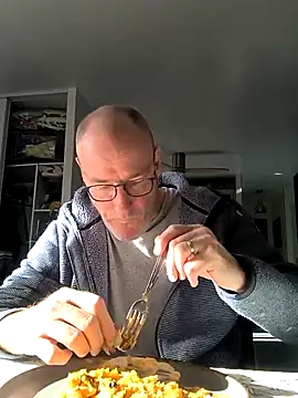 bogland33 online show from November 2025 11:57:02 AM