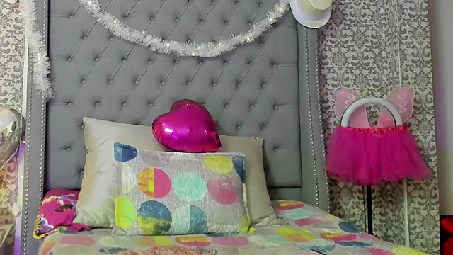 evafoxs online show from December 2024 04:00:01 PM