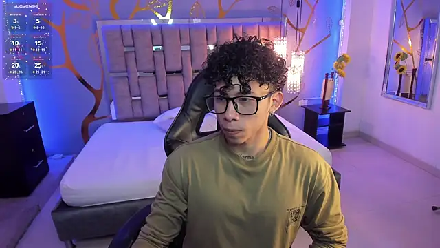 AkazaBoy  online show from February 2025 05:04:02 AM