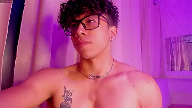 AkazaBoy  online show from November 2025 04:33:02 AM