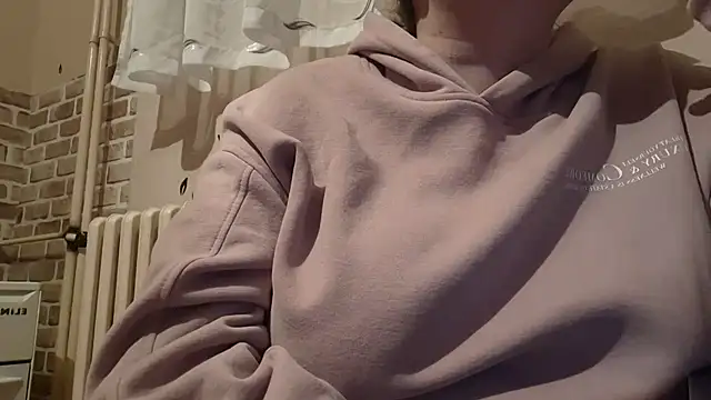 AalinnaK online show from February 2025 04:44:01 PM