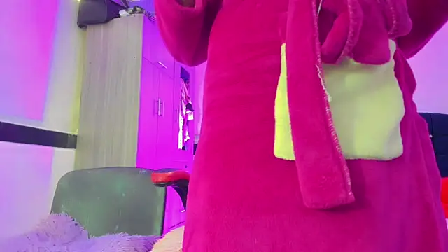 Hellen moons   online show from April 2026 07:03:02 PM