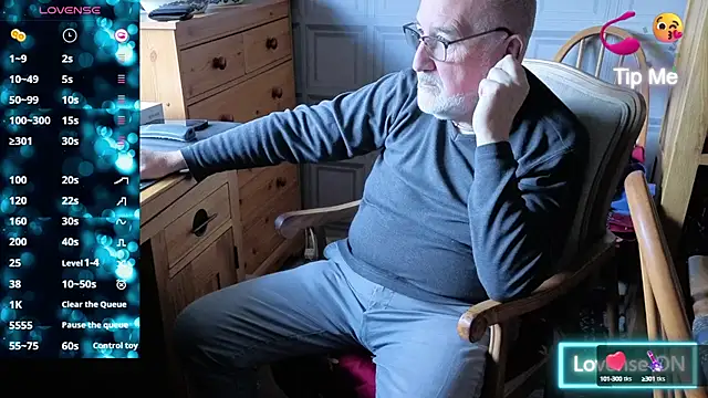 Adamdaddybear online show from September 2025 12:10:01 PM