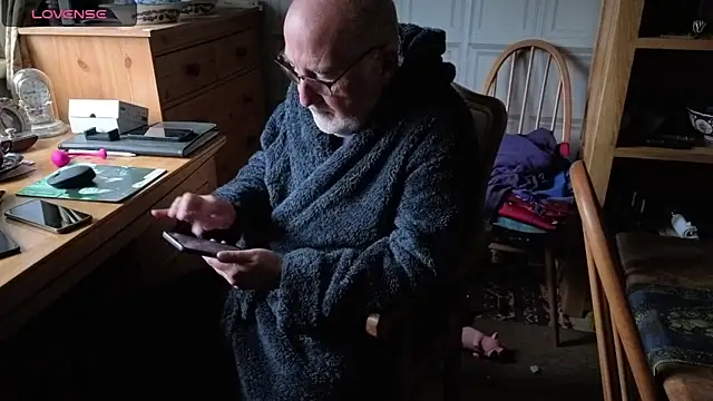 Adamdaddybear online show from October 2025 07:49:02 AM