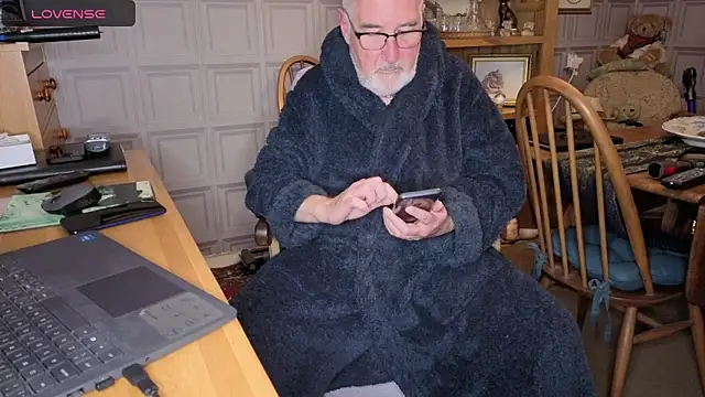 Adamdaddybear online show from October 2025 08:10:01 PM