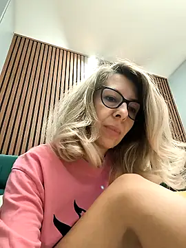 Snapshot of SukyGirl chatting on March 2025 06:04:01 AM SukyGirl online show from March 2025 06:04:01 AM
