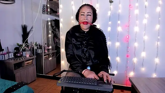 Molenna queenn online show from February 2025 11:01:02 PM