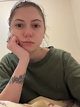 Snapshot of emilycoco chatting on February 2026 04:42:01 AM emilycoco online show from February 2026 04:42:01 AM