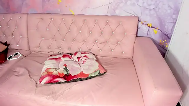 Snapshot of Living_room chatting on February 2025 06:18:01 AM Living room online show from February 2025 06:18:01 AM