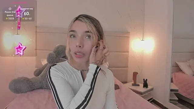 Mollymoon1 online show from December 2025 09:10:02 PM