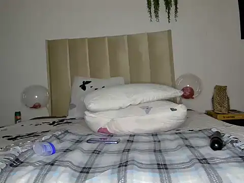 Snapshot of Pearl_00 chatting on February 2025 10:20:02 PM Pearl 00 online show from February 2025 10:20:02 PM