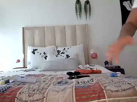 Snapshot of Pearl_00 chatting on March 2025 12:01:02 PM Pearl 00 online show from March 2025 12:01:02 PM