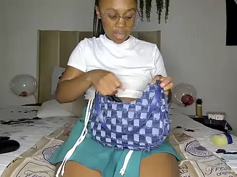 Snapshot of Pearl_00 chatting on March 2025 09:02:02 PM Pearl 00 online show from March 2025 09:02:02 PM