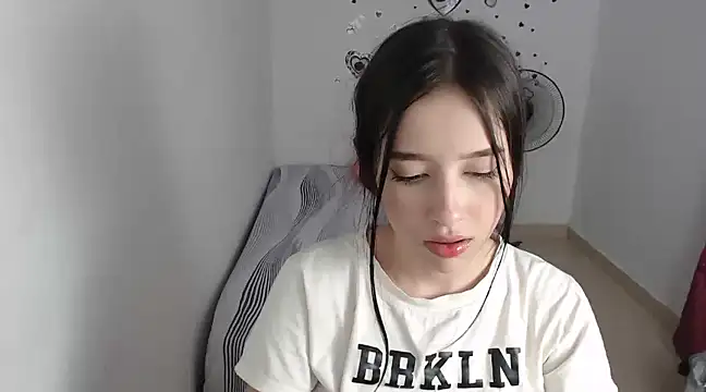 Snapshot of baby_violetta chatting on January 2025 06:01:02 AM baby violetta online show from January 2025 06:01:02 AM