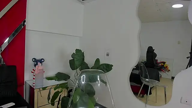 Milanxht online show from December 2025 08:47:01 PM