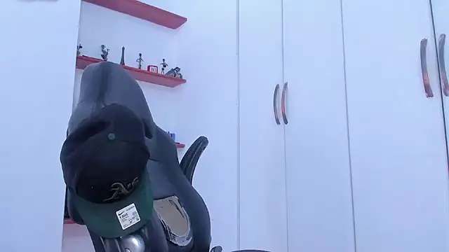 Jonryder  online show from December 2025 04:35:02 PM