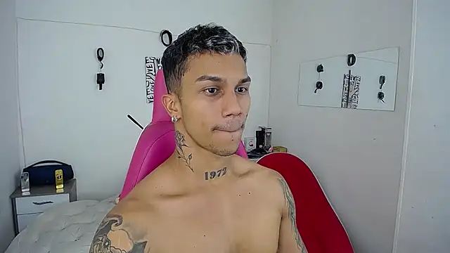 Snapshot of Leonard_Price chatting on November 2025 02:06:02 AM Leonard Price online show from November 2025 02:06:02 AM