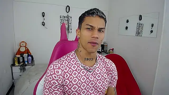 Snapshot of Leonard_Price chatting on November 2025 02:21:01 AM Leonard Price online show from November 2025 02:21:01 AM