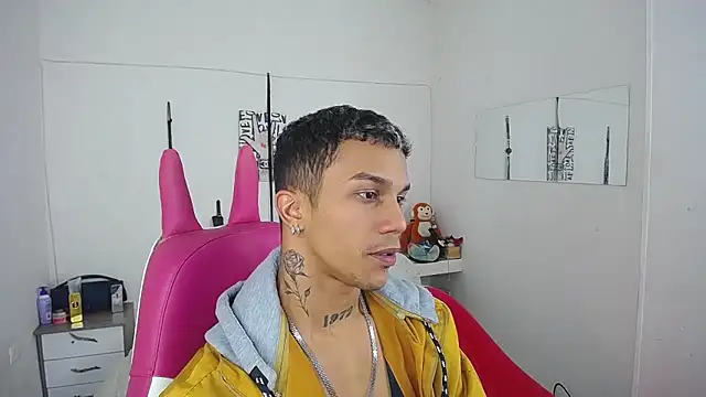 Snapshot of Leonard_Price chatting on November 2025 04:01:02 AM Leonard Price online show from November 2025 04:01:02 AM