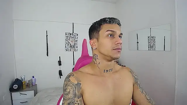 Snapshot of Leonard_Price chatting on November 2025 04:02:02 AM Leonard Price online show from November 2025 04:02:02 AM