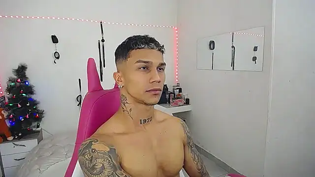 Snapshot of Leonard_Price chatting on December 2025 04:07:01 AM Leonard Price online show from December 2025 04:07:01 AM