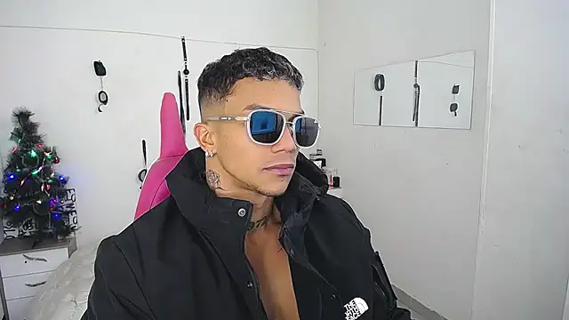 Snapshot of Leonard_Price chatting on December 2025 02:26:01 PM Leonard Price online show from December 2025 02:26:01 PM