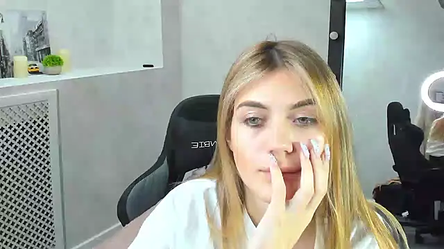 Snapshot of Cherry_Price chatting on December 2024 03:18:02 AM Cherry Price online show from December 2024 03:18:02 AM