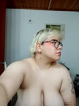 Snapshot of amalia_love chatting on October 2025 05:02:02 AM amalia love online show from October 2025 05:02:02 AM