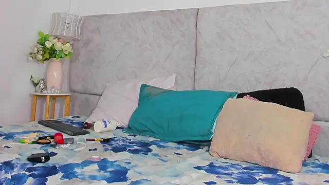 naomiii   online show from October 2025 11:42:01 AM