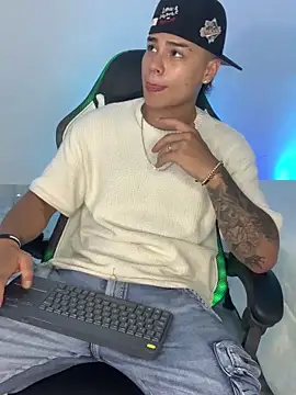 SantiagoReyesFtt online show from March 2025 08:20:02 AM