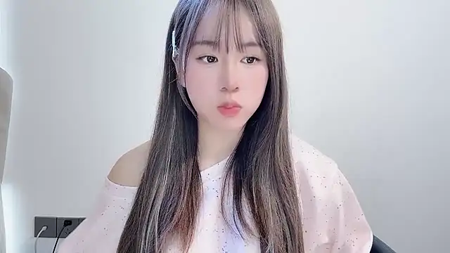 chloe-01 online show from November 2025 04:05:01 AM