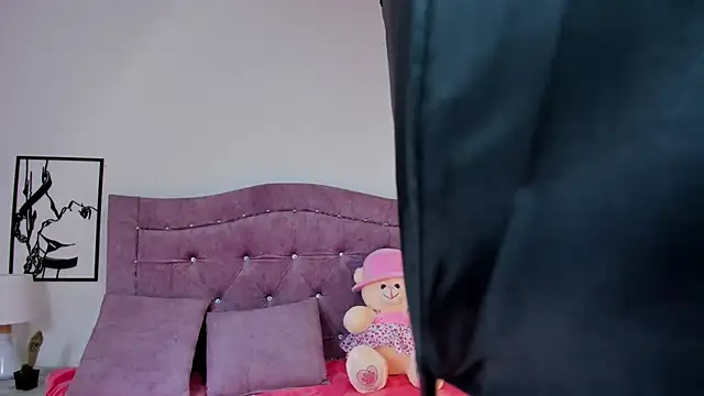 Snapshot of LunaSmitt chatting on September 2025 01:11:01 AM LunaSmitt online show from September 2025 01:11:01 AM