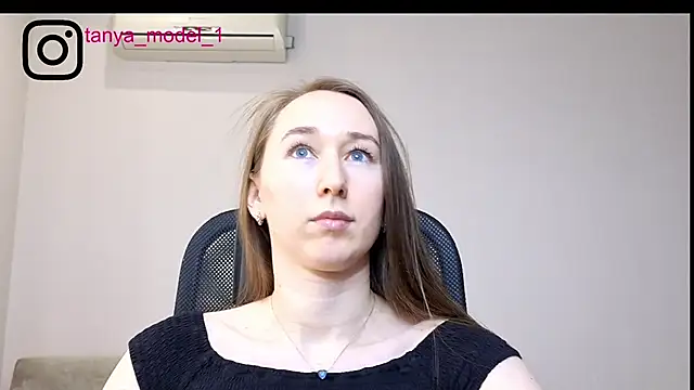 Snapshot of --Model--2 chatting on November 2025 06:37:02 PM --Model--2 online show from November 2025 06:37:02 PM