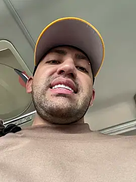 JuanZapata33 online show from March 2025 05:33:01 PM