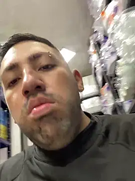 JuanZapata33 online show from October 2025 09:45:01 PM