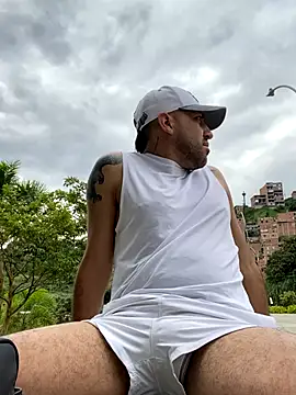 JuanZapata33 online show from October 2025 04:52:01 PM