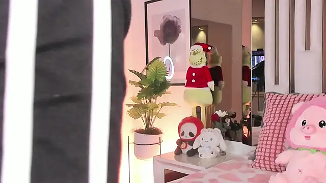 Snapshot of Kitty_Eliffe chatting on December 2025 09:32:01 PM Kitty Eliffe online show from December 2025 09:32:01 PM