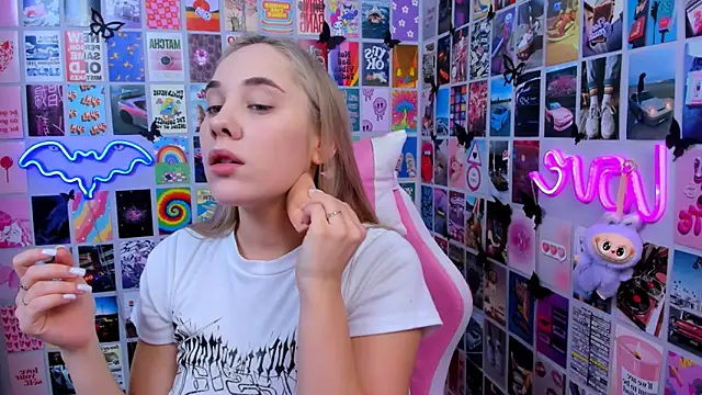 MiaMilas online show from December 2025 02:57:02 PM