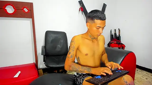 Snapshot of Hana_and_Zeta chatting on March 2025 12:13:01 PM Hana and Zeta online show from March 2025 12:13:01 PM