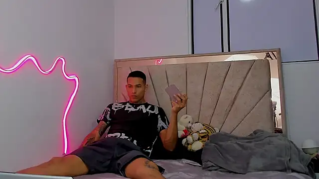 Snapshot of Hana_and_Zeta chatting on March 2026 03:34:02 AM Hana and Zeta online show from March 2026 03:34:02 AM