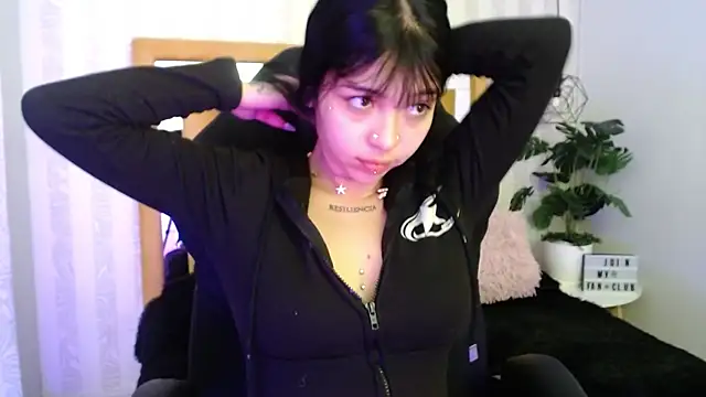 Snapshot of pettit_courtny chatting on October 2025 01:01:02 PM pettit courtny online show from October 2025 01:01:02 PM