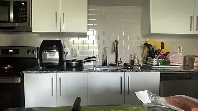 AveryJ99 online show from March 2025 09:31:02 PM