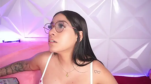 Snapshot of LeagueOfLovers chatting on February 2025 02:06:01 AM LeagueOfLovers online show from February 2025 02:06:01 AM