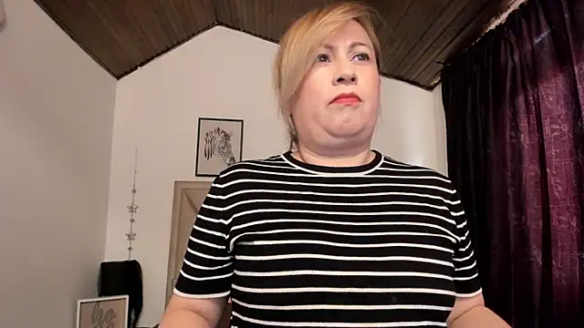 MonyCassius online show from November 2025 12:04:01 PM