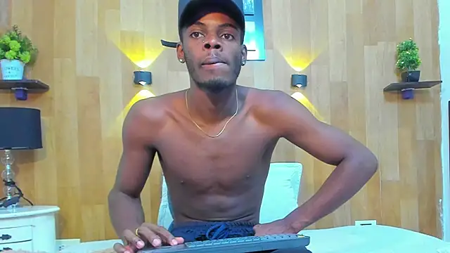 Snapshot of royce_ebony chatting on February 2025 02:50:02 AM royce ebony online show from February 2025 02:50:02 AM