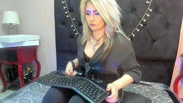 Snapshot of HollyWould__ chatting on October 2025 06:08:02 PM HollyWould online show from October 2025 06:08:02 PM