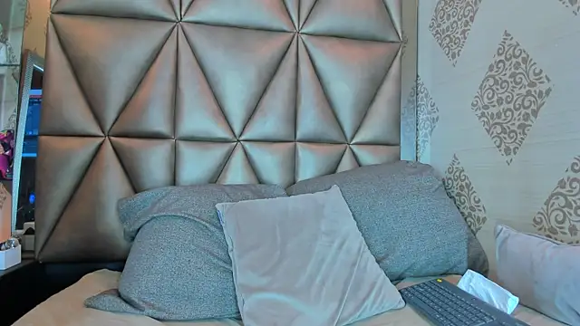 Corina Taylor  online show from November 2025 12:05:02 PM