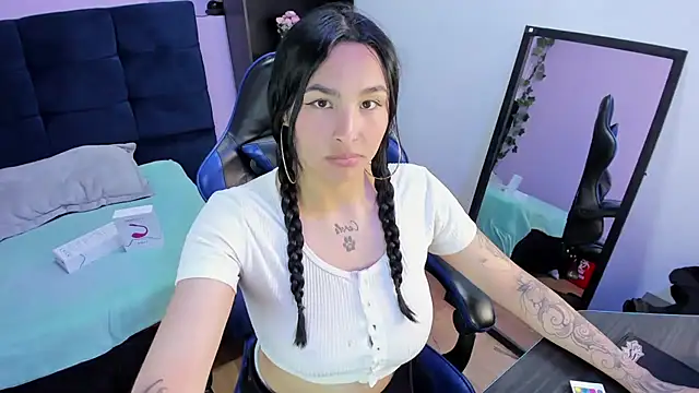 Snapshot of ChloeeTompson_ chatting on October 2025 12:22:01 AM ChloeeTompson online show from October 2025 12:22:01 AM