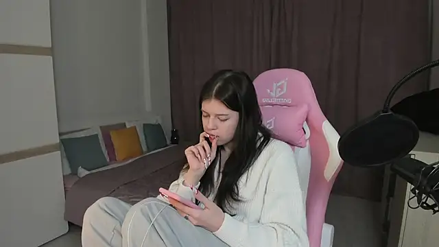 Este Glen online show from December 2024 12:54:01 AM